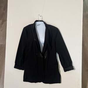 Muse Women’s Lapel Tuxedo Blazer